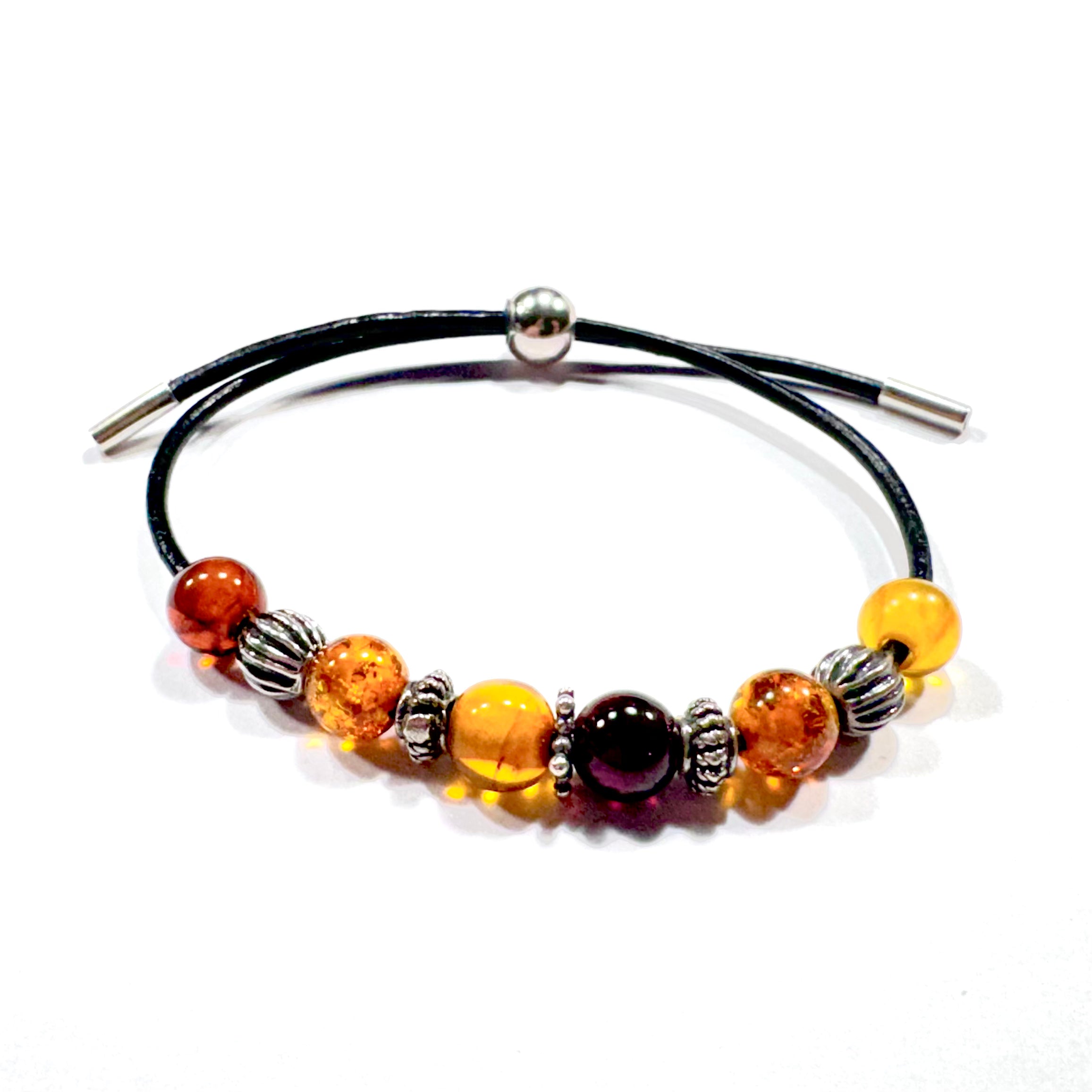 Handgefertigtes, verstellbares Bernstein-Armband mit Naturbernstein in Honig- und Cognac-Tönen, kombiniert mit Silberdetails und praktischem Zugband für perfekten Sitz